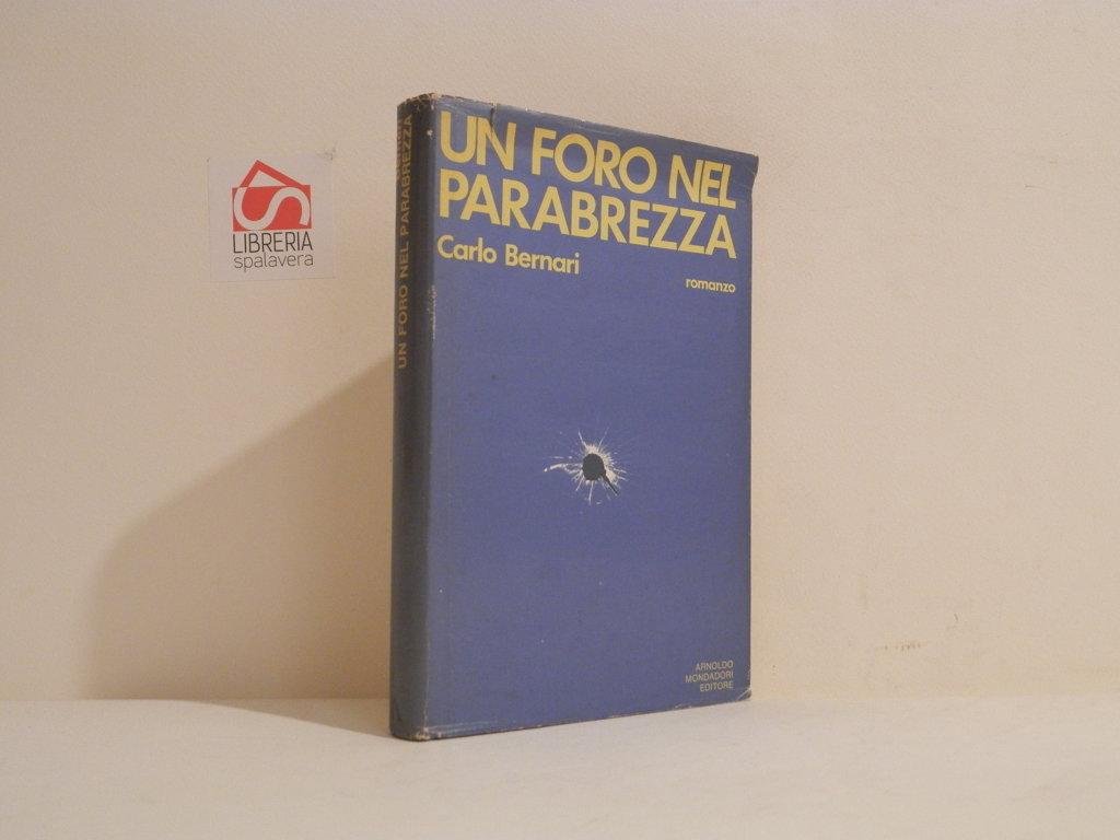 Un foro nel parabrezza.