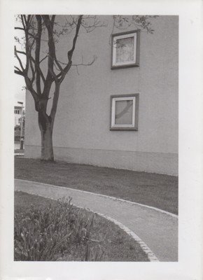 Haus, Weg, Baum. [Text Christoph Schaden].