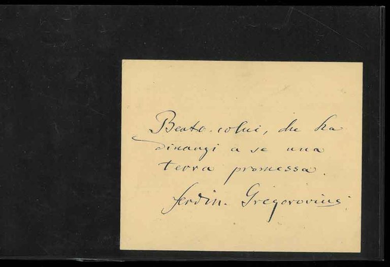 Cartoncino con tre righe manoscritte e firma: "Beato colui, che …