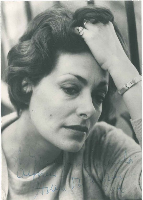 Fotografia originale, 10x15 cm, con dedica autografa dell'autrice alla base …