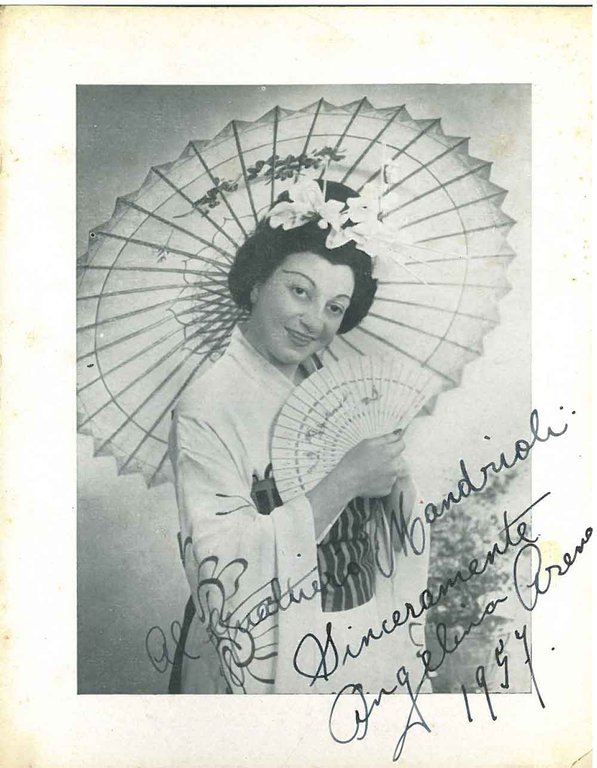 Fotografia originale in forma di cartolina con la cantante in …