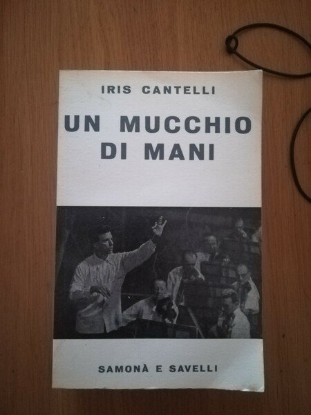 Un mucchio di mani | Immagine principale