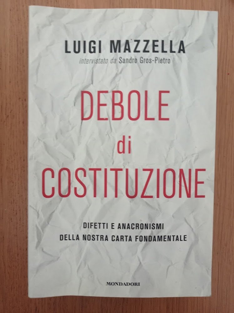 Debole di costituzione. Difetti e anacronismi della nostra carta fondamentale | Immagine principale