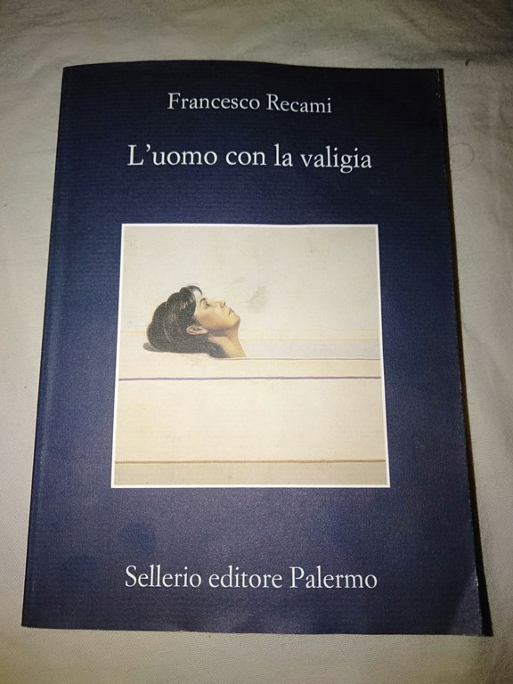 L uomo con la valigia | Immagine Gallery 2