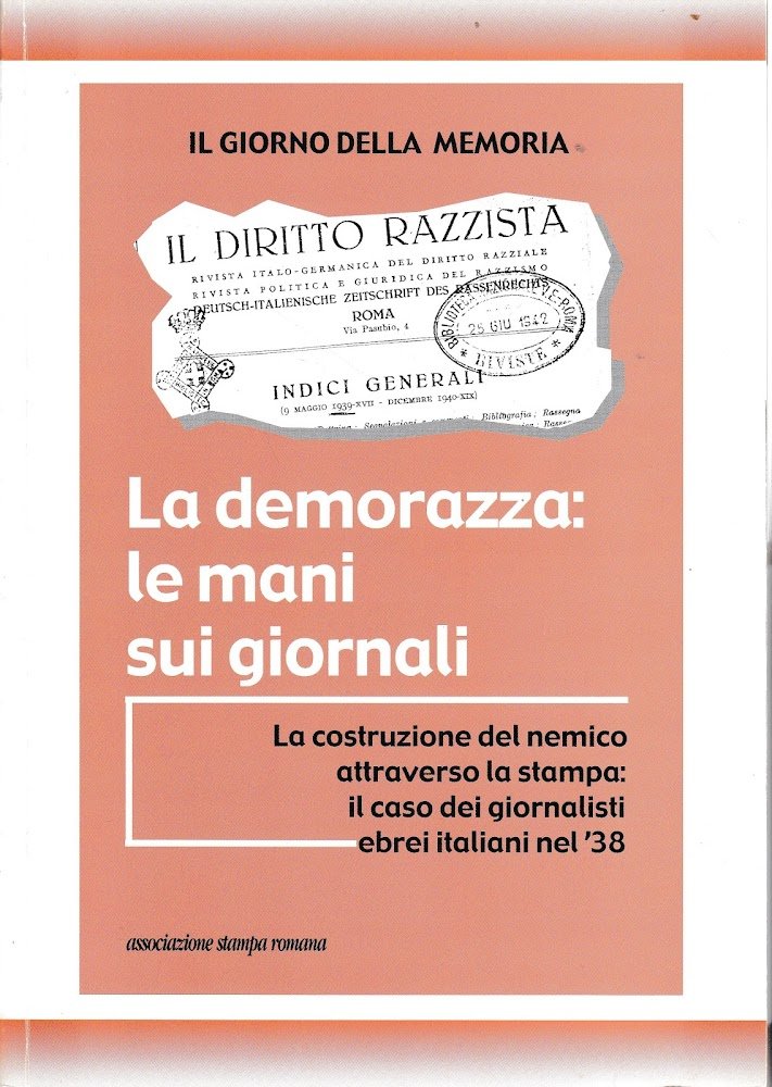 La Demorazza: le mani sui giornali | Immagine principale