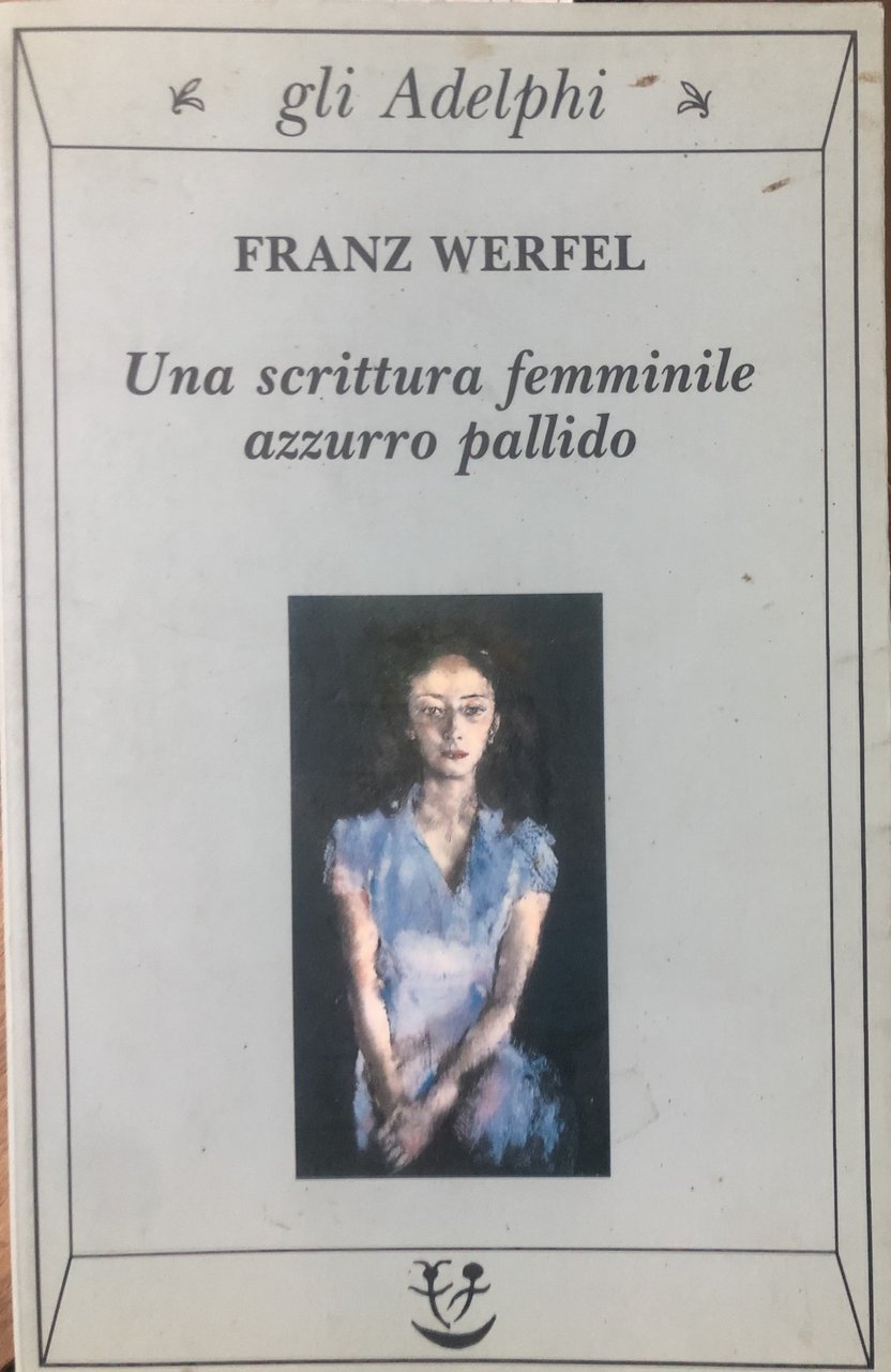Una scrittura femminile azzurro pallido