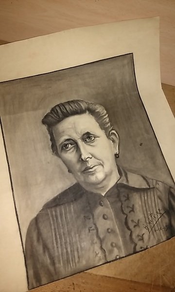 RETRATO DE MUJER MADURA. DIBUJO.