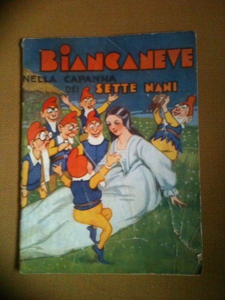 Biancaneve nella capanna dei sette nani.