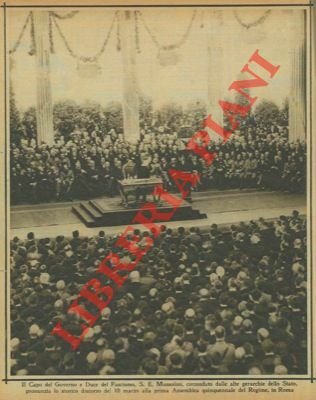 Il Capo del Governo e Duce del Fascismo, Mussolini, circondato …