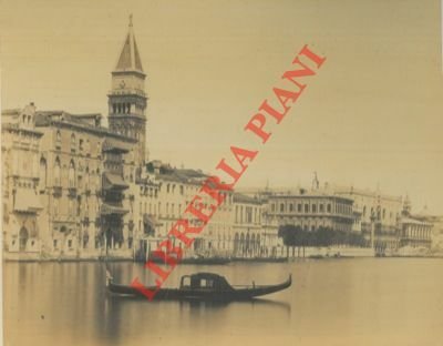 Venezia. Gondola in primo piano, Canal Grande con campanile e …