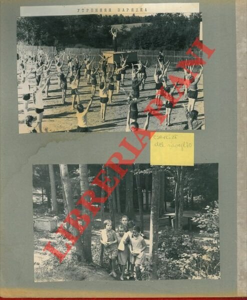 Campo estivo "pionieri" russi. Adolescenti maschi e femmine in gruppi …