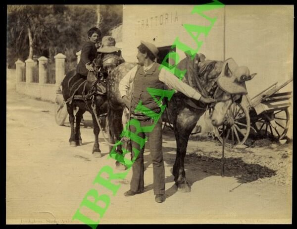 Bordighera. Contadini a cavallo in strada.