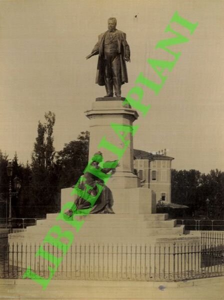 Milano. Monumento a Cavour.