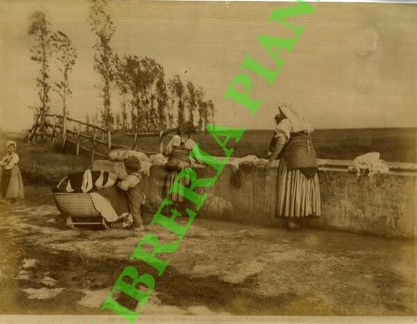 Roma. Donne lavano i panni. Fontanina nella campagna sulla via …