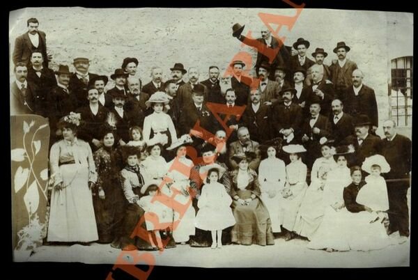 Foto di gruppo di oltre 50 uomini, donne e (solo …