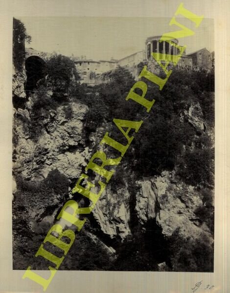 Tivoli. Tempio della Sibilla, visto da sotto.
