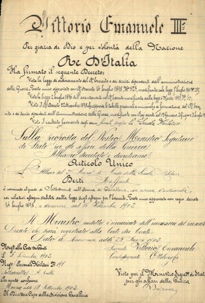 Un centinaio o poco meno, di documenti ufficiali, diplomi, certificati, …