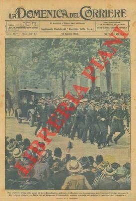 Marinai trainano l'auto del loro comandante nel giorno delle sue …