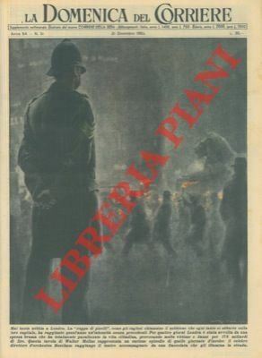 Direttore d'orchestra raggiunge il teatro accompagnato da una fiaccolata che …