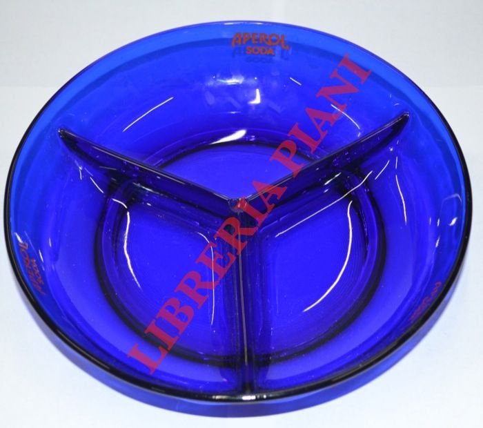 Aperol soda. Piatto da aperitivo a tre sezioni.