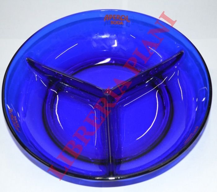 Aperol soda. Piatto da aperitivo a tre sezioni.