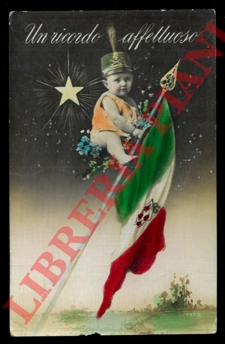 Bimbo con cappello militare a cavalcioni del tricolore.