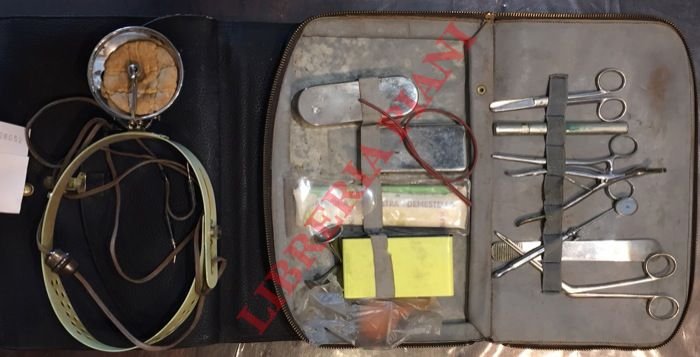 Borsa in pelle completa di attrezzi/strumenti da medico.