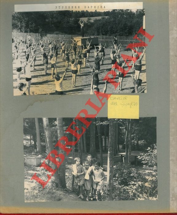 Campo estivo "pionieri" russi. Adolescenti maschi e femmine in gruppi …