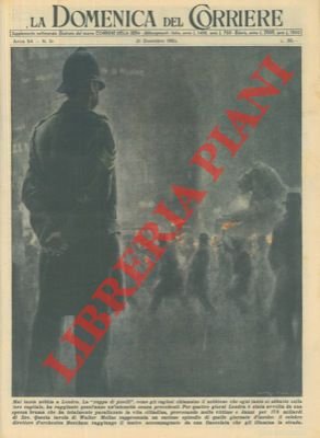 Direttore d'orchestra raggiunge il teatro accompagnato da una fiaccolata che …