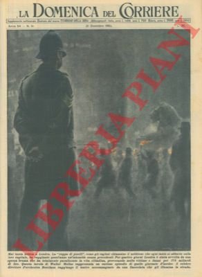 Direttore d'orchestra raggiunge il teatro accompagnato da una fiaccolata che …