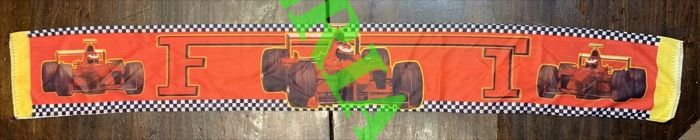 Ferrari. Sciarpa rossa, F1 e tre auto da un lato, …