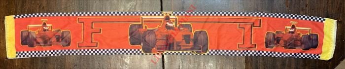 Ferrari. Sciarpa rossa, F1 e tre auto da un lato, …