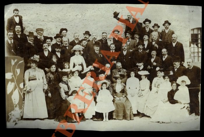 Foto di gruppo di oltre 50 uomini, donne e (solo …
