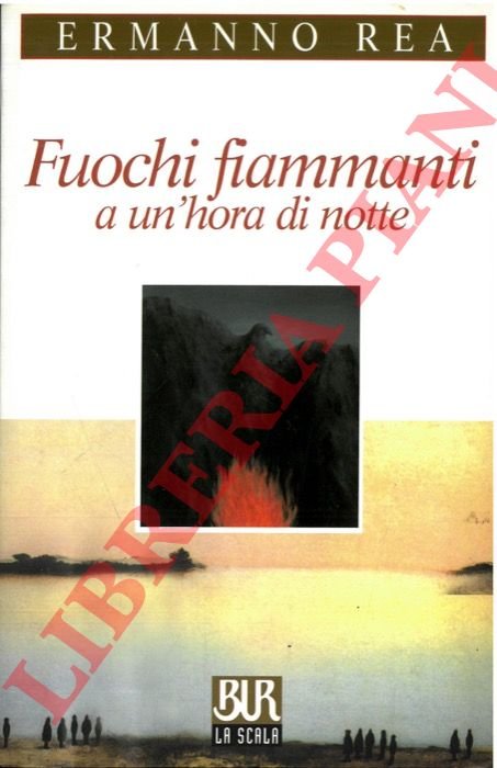 Fuochi fiammanti a un'hora di notte.