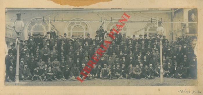 Gruppo aziendale (?) di 130/140 uomini adulti, 40/60enni e tutti …