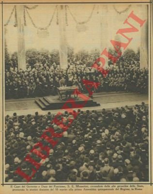 Il Capo del Governo e Duce del Fascismo, Mussolini, circondato …