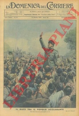 Il Duce tra il popolo acclamante.