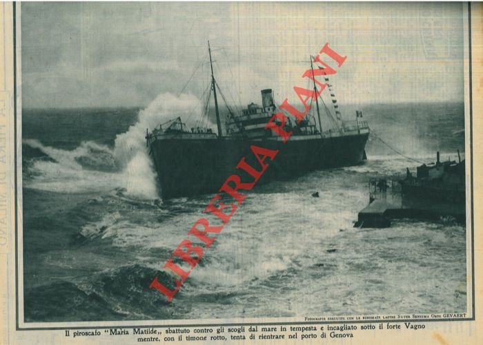 Il piroscafo “Maria Matilde” sbattuto contro gli scogli dal mare …