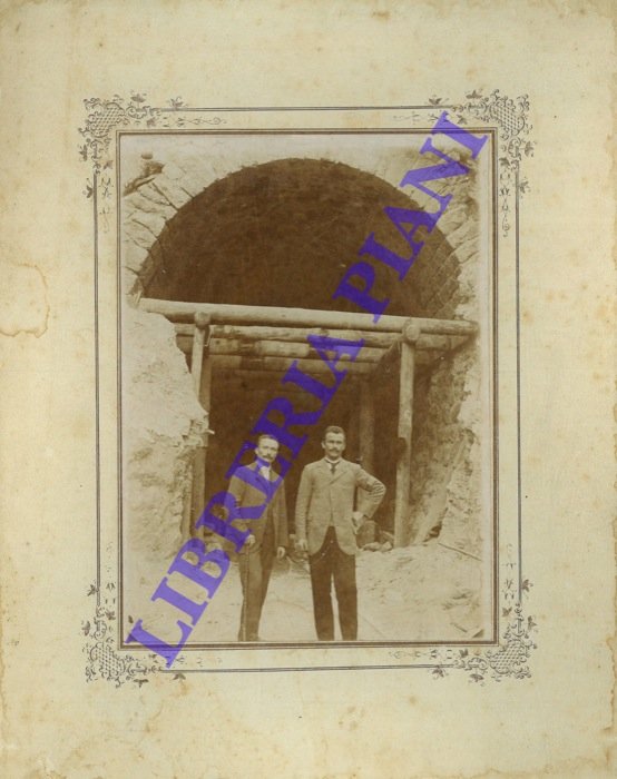 Ingresso di galleria apenninica con due uomini.