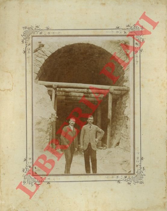 Ingresso di galleria apenninica con due uomini.