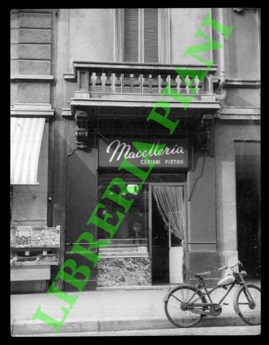 Macelleria Ceriani Pietro. Con "motorino" d'antan, avanti la bottega.