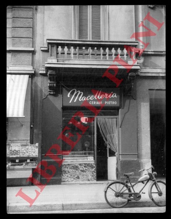Macelleria Ceriani Pietro. Con "motorino" d'antan, avanti la bottega.