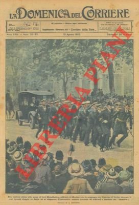 Marinai trainano l'auto del loro comandante nel giorno delle sue …