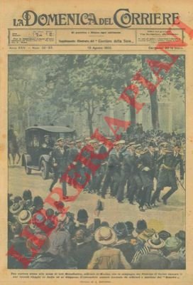 Marinai trainano l'auto del loro comandante nel giorno delle sue …