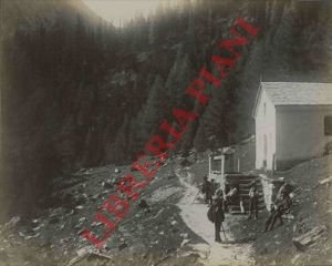 Paesaggio montano, con chiesetta ed escursionisti. Tirolo (Austria ?).