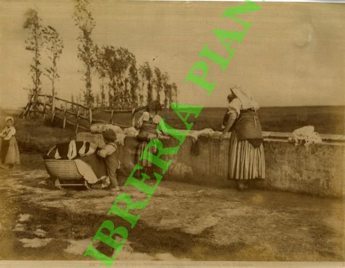 Roma. Donne lavano i panni. Fontanina nella campagna sulla via …