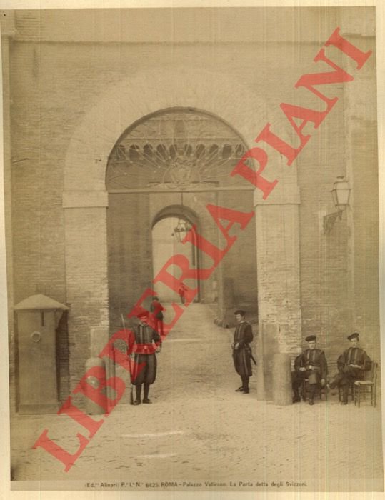 Roma. Palazzo Vaticano. La porta detta degli Svizzeri.
