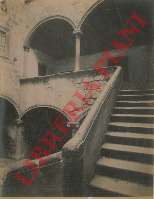 Toscanella (Tuscania). Cortile di casa medievale - S. Pietro, interno, …