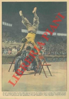 Un arco umano in bilico fra due sedie ed una …