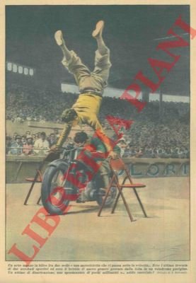 Un arco umano in bilico fra due sedie ed una …